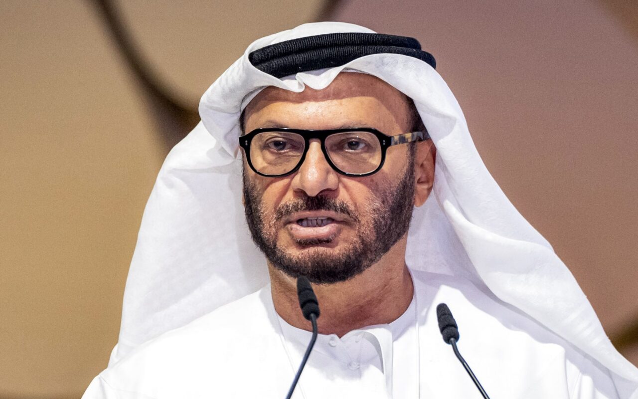 قرقاش يتحدث عن “الردع والدبلوماسية” بعد لقاء ولي عهد أبوظبي والرئيس الإيراني