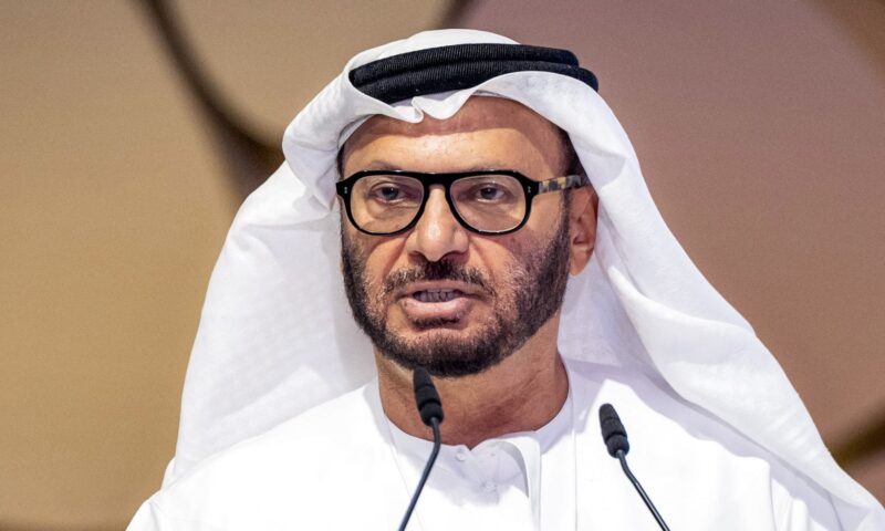 قرقاش يتحدث عن “الردع والدبلوماسية” بعد لقاء ولي عهد أبوظبي والرئيس الإيراني