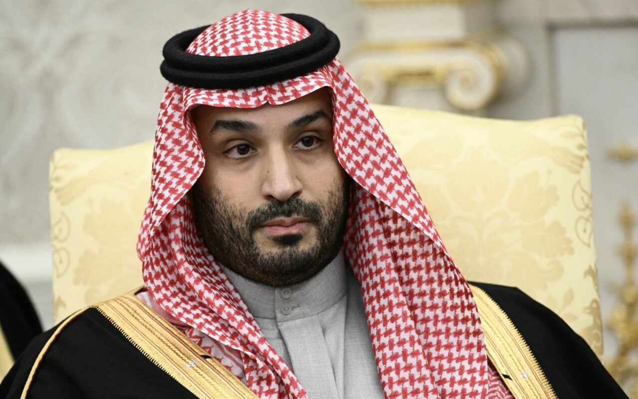 ولي العهد السعودي يستقبل قائد القيادة المركزية الأمريكية.. وهذا ما ناقشاه
