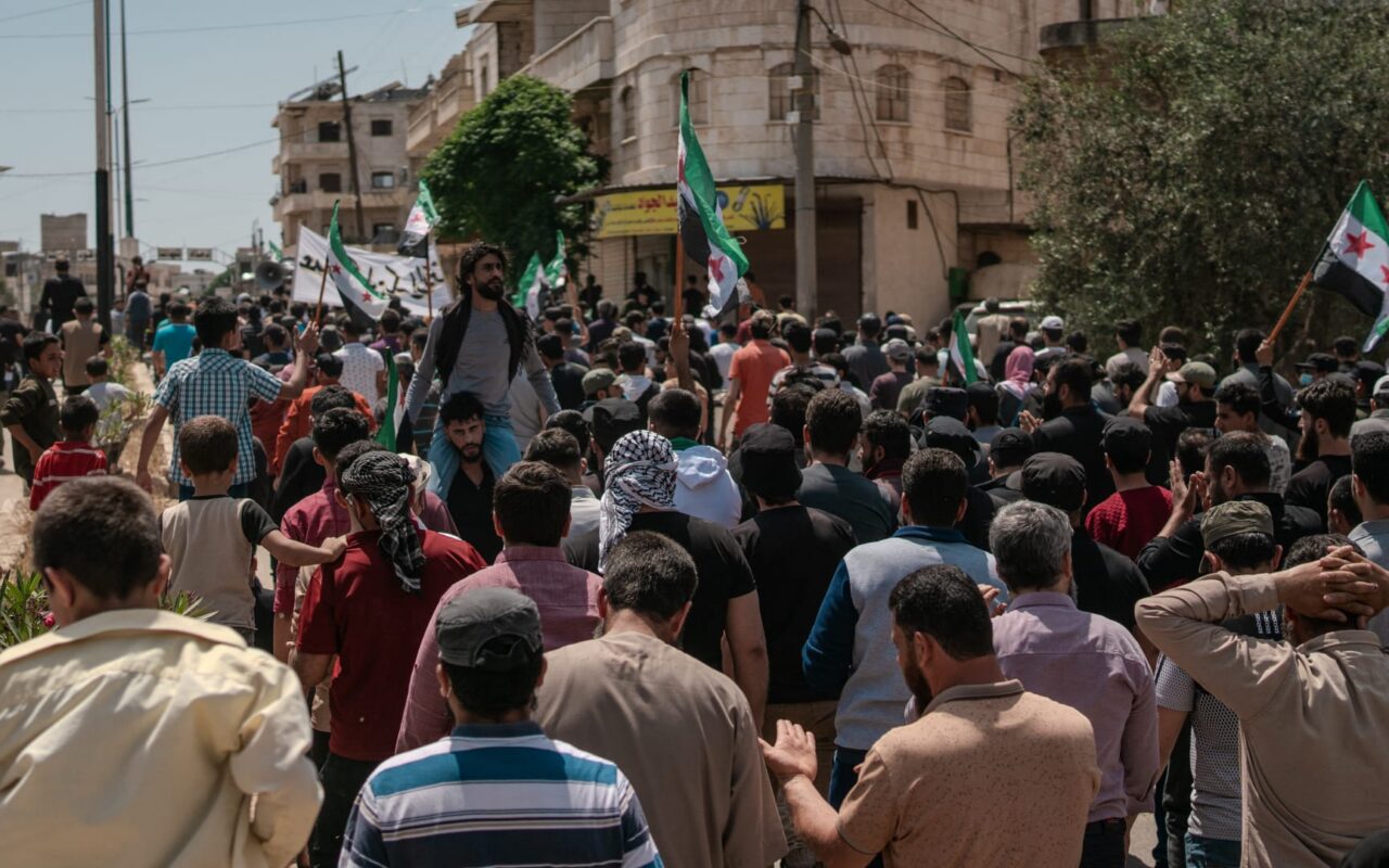 “دهس صور أحمد الشرع خلال احتجاجات الوقود في سوريا”.. ما حقيقة الفيديو؟