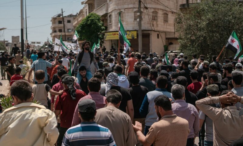 “دهس صور أحمد الشرع خلال احتجاجات الوقود في سوريا”.. ما حقيقة الفيديو؟
