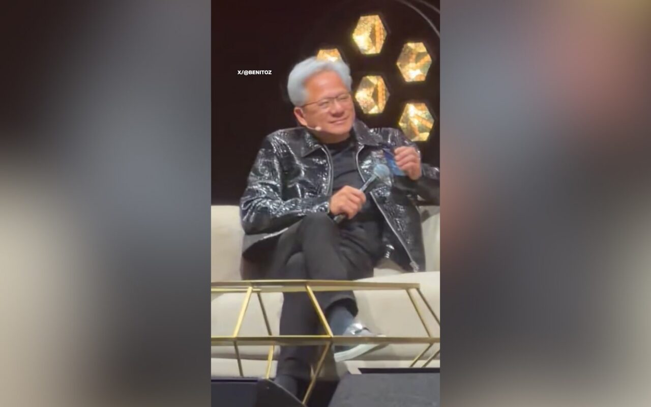 عبر مكبر صوت هاتف رئيس “إنفيديا”.. ترامب عن مخاوف الذكاء الاصطناعي: خدعة