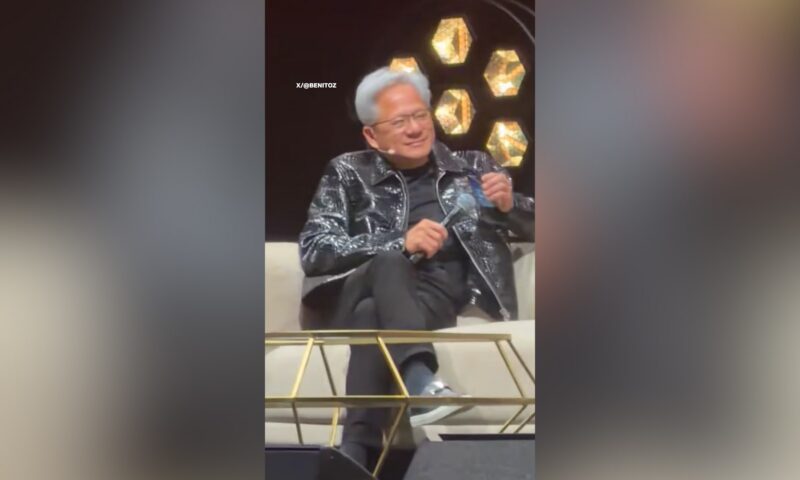 عبر مكبر صوت هاتف رئيس “إنفيديا”.. ترامب عن مخاوف الذكاء الاصطناعي: خدعة