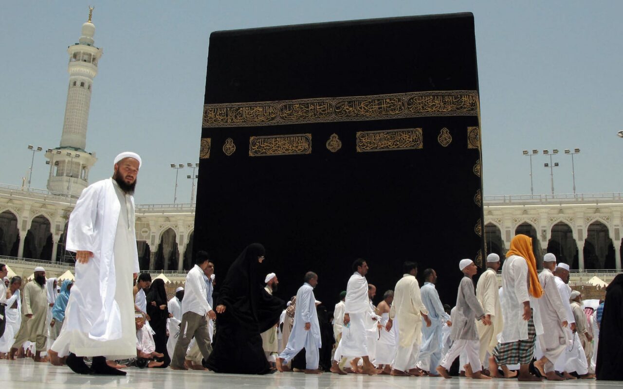 السعودية.. الداعية عائض القرني يعلق بوسم “الحوثي يستهدف مكة”