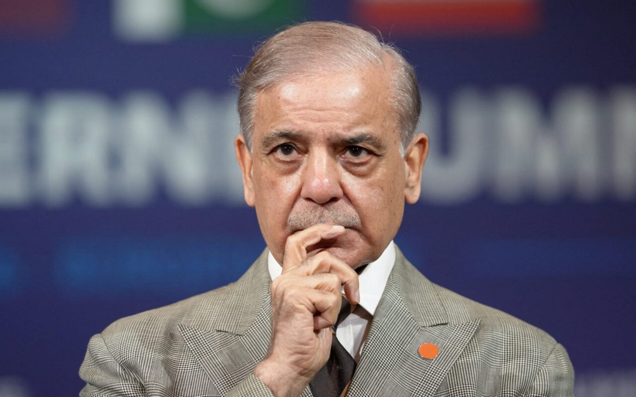 رئيس وزراء باكستان يعلق على “استهداف مكة بطائرة مسيّرة”.. وهذا ما دعا إليه