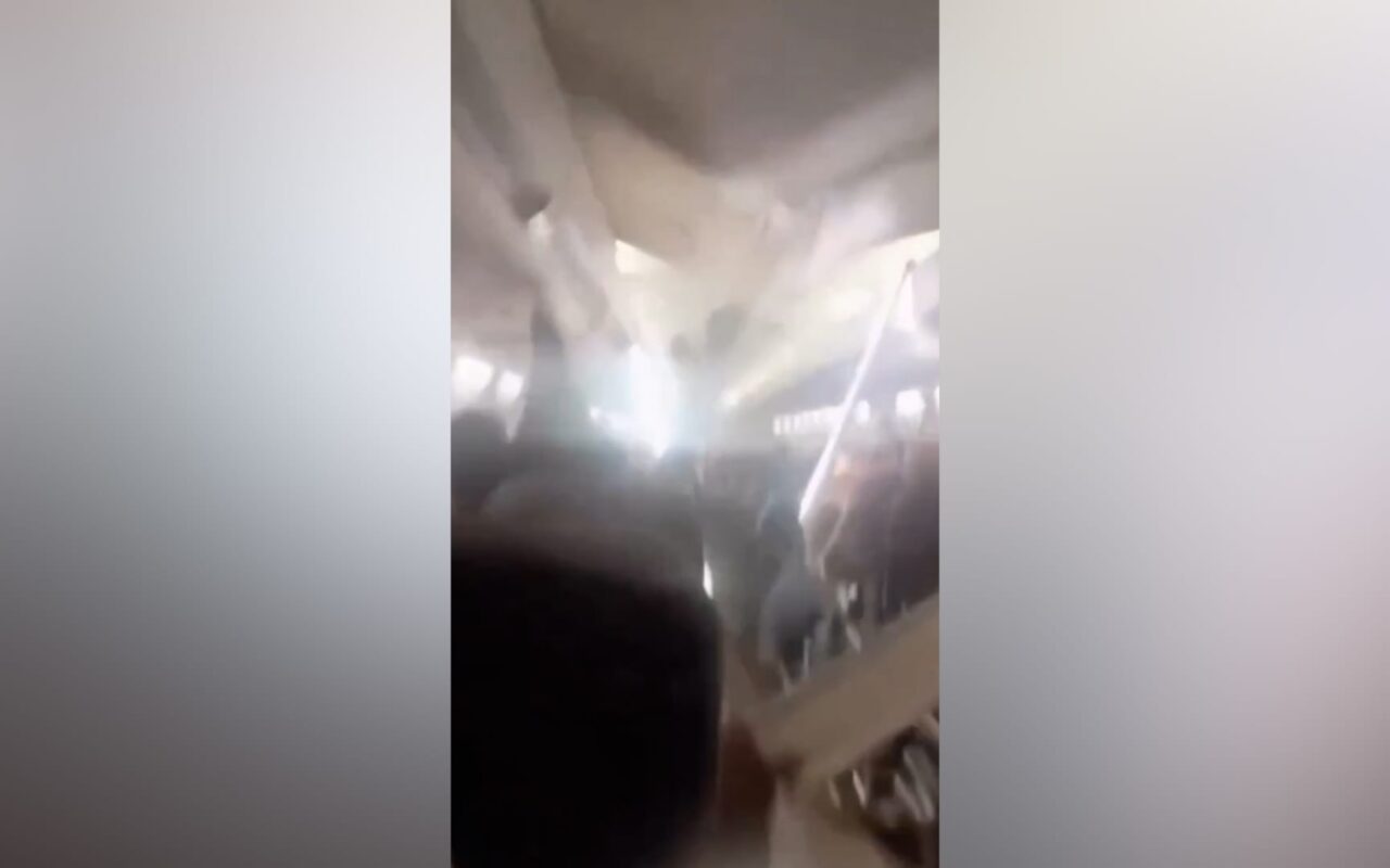 إيران.. مشهد مرعب لاهتزاز طائرة بعنف قبل انهيار جزء من سقفها