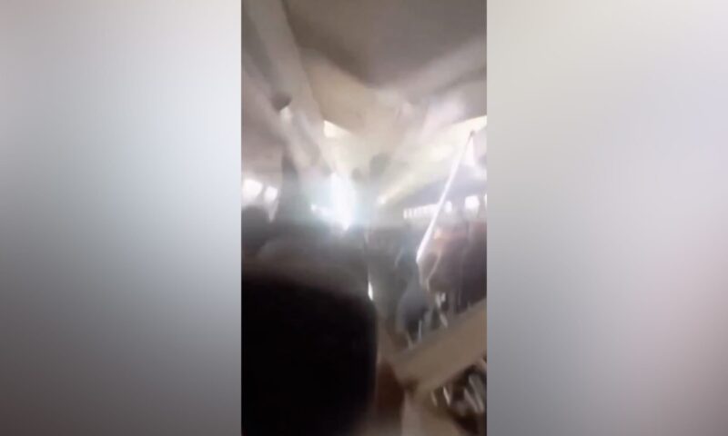 إيران.. مشهد مرعب لاهتزاز طائرة بعنف قبل انهيار جزء من سقفها