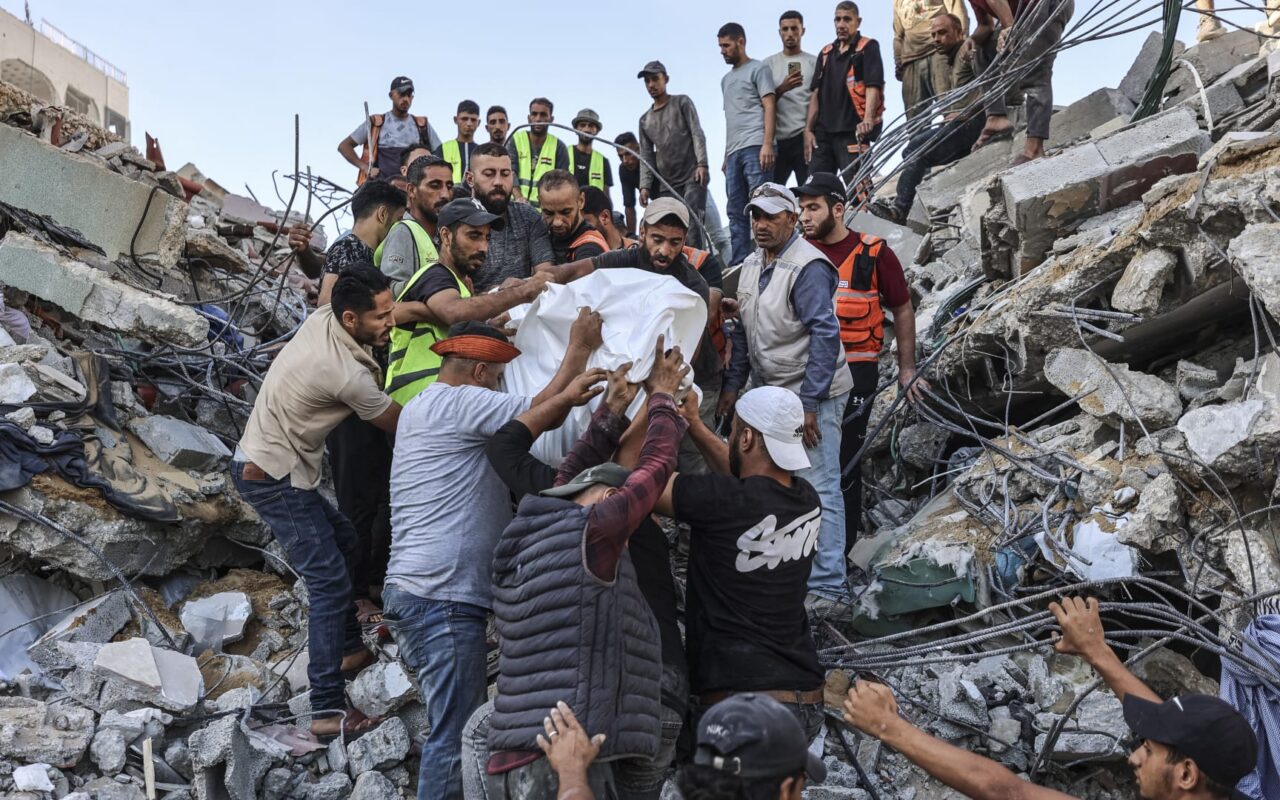 قتلى وعشرات العالقين بعد انهيار مبنى في غزة تعرض للقصف خلال الحرب
