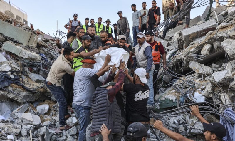 قتلى وعشرات العالقين بعد انهيار مبنى في غزة تعرض للقصف خلال الحرب