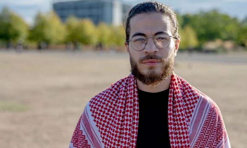 طالب مصري يعود لجامعة بريطانية بعد إيقافه عن الدراسة بسبب احتجاجات مؤيدة للفلسطينيين