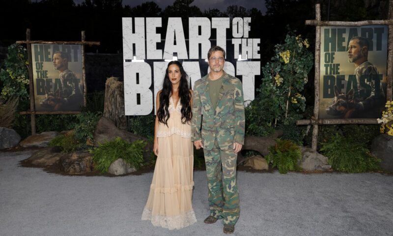 بدلة عسكرية وفستان دانتيل..براد بيت وحبيبته بإطلالتين متناقضتين على السجادة الحمراء