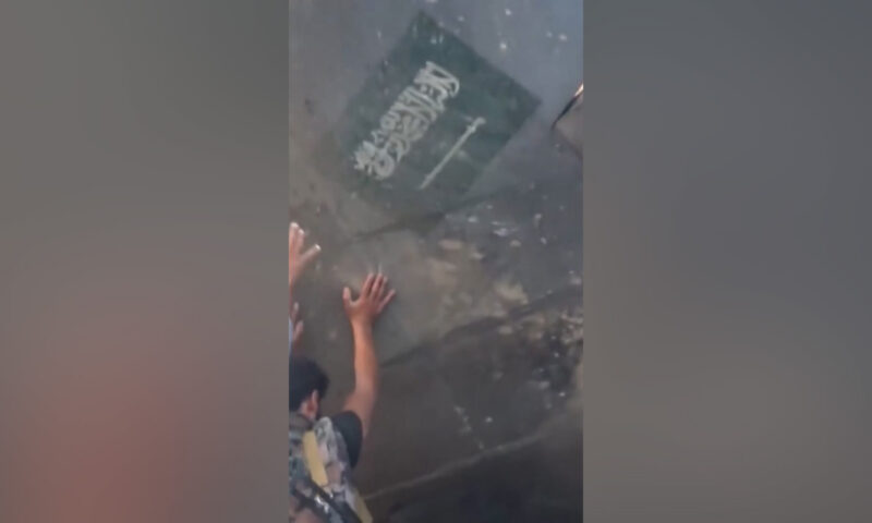 فيديو يظهر ما يزعم الحوثيون أنها طائرة سعودية من طراز إف-15 تم إسقاطها باليمن