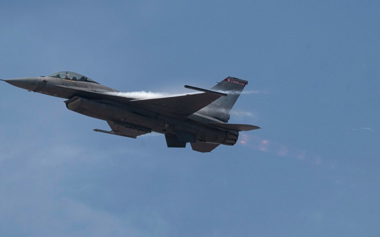 تحطم مقاتلة F-16 “أثناء المشاركة في تدريب”.. والشرطة الأمريكية توضح الملابسات