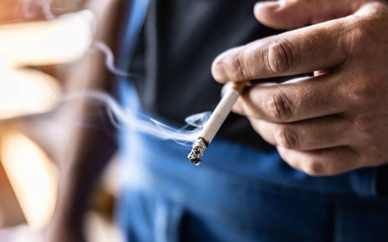 التدخين يُسبب نوبات قلبية وسكتات دماغية.. كثيرون لا يعرفون ذلك