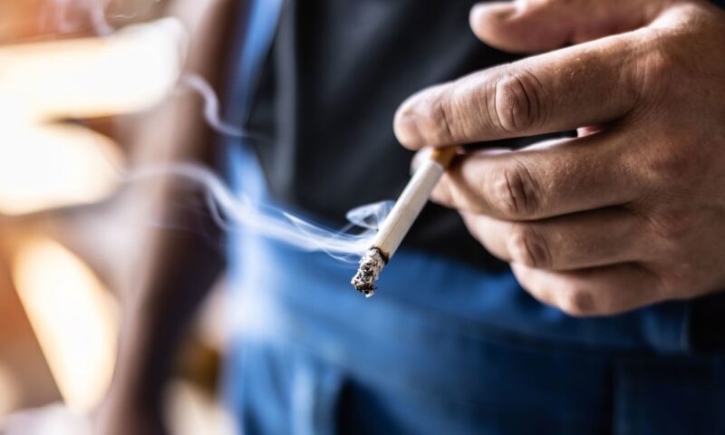 التدخين يُسبب نوبات قلبية وسكتات دماغية.. كثيرون لا يعرفون ذلك