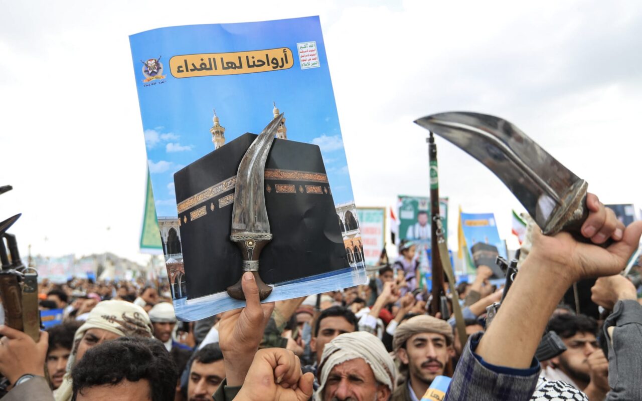 رفع صور الحرم المكي باحتجاجات دعا لها عبدالملك الحوثي ردا على إعلان “استهداف مكة”