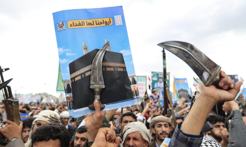 رفع صور الحرم المكي باحتجاجات دعا لها عبدالملك الحوثي ردا على إعلان “استهداف مكة”