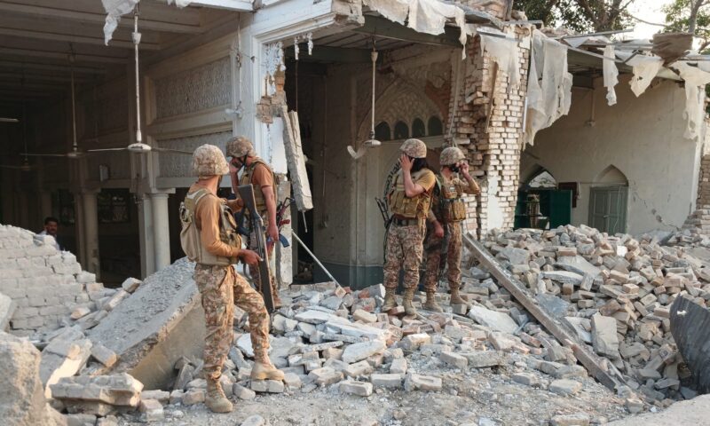 ماذا نعلم عن “اتحاد المجاهدين باكستان” بعد مقتل 21 بهجوم على مسجد؟