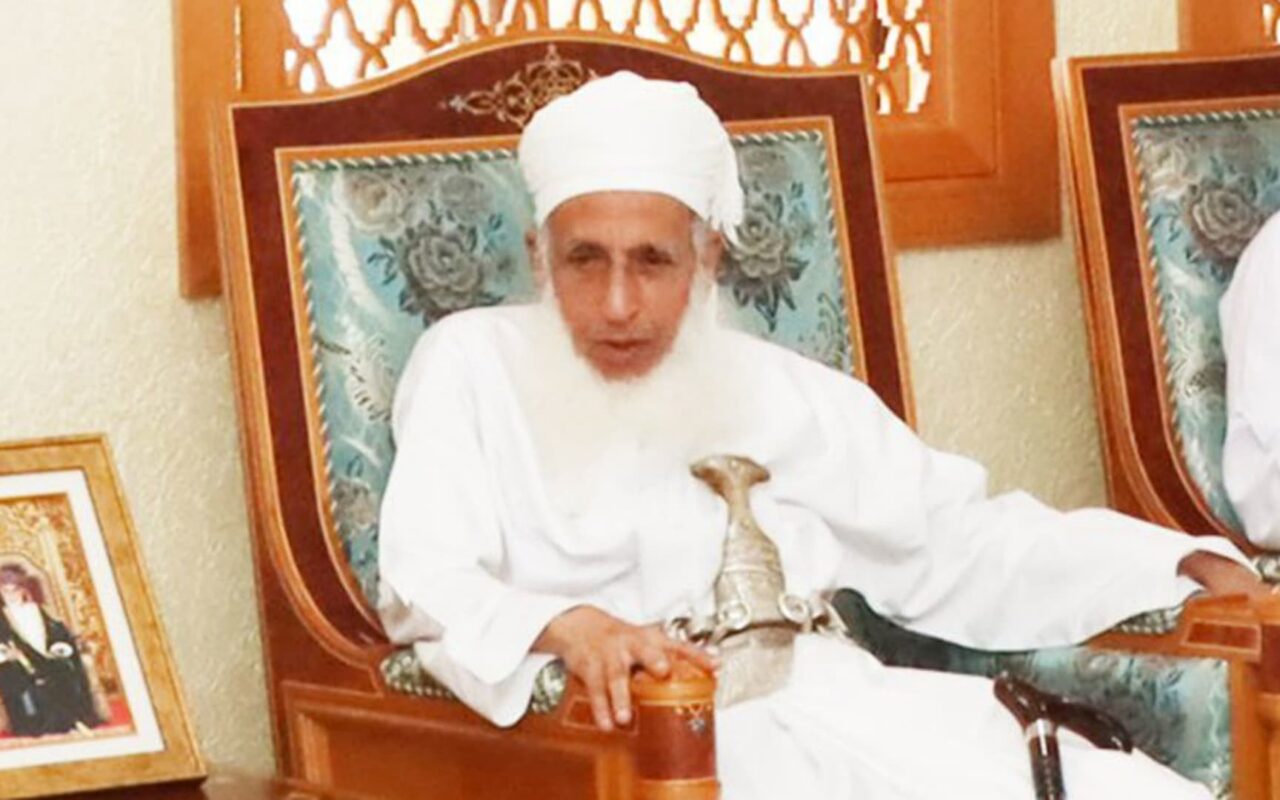 ردا على مفتي عُمان.. وزارة الأوقاف باليمن تعدد 3 نقاط وتذكر بإعلان “استهداف” مكة