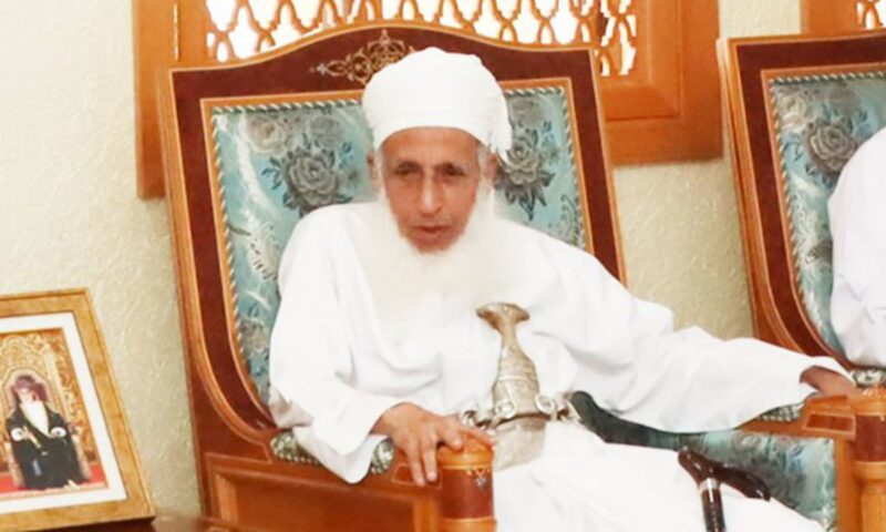 ردا على مفتي عُمان.. وزارة الأوقاف باليمن تعدد 3 نقاط وتذكر بإعلان “استهداف” مكة