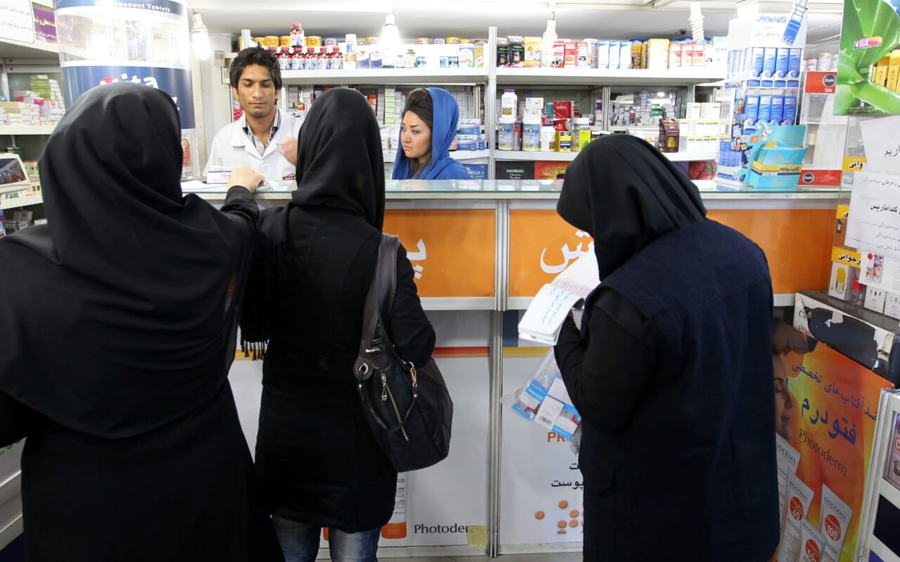 المرضى في إيران بلا حماية بسبب عقوبات ترامب والتضخم وانهيار الاقتصاد