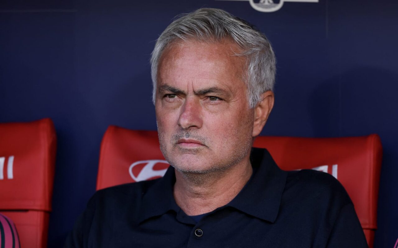 لماذا رفع مورينيو ورقتي “A4” أمام الصحفيين بعد الخسارة أمام أتلتيكو مدريد.. وكيف رد سيميوني على تصريحاته؟