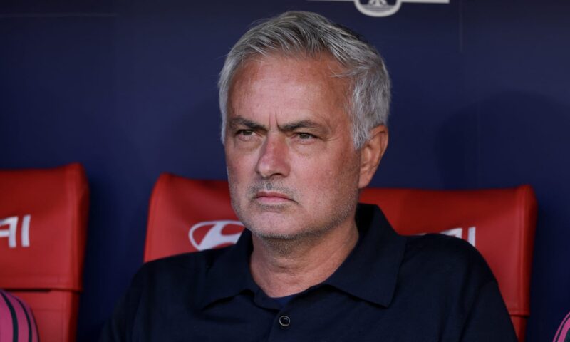لماذا رفع مورينيو ورقتي “A4” أمام الصحفيين بعد الخسارة أمام أتلتيكو مدريد.. وكيف رد سيميوني على تصريحاته؟
