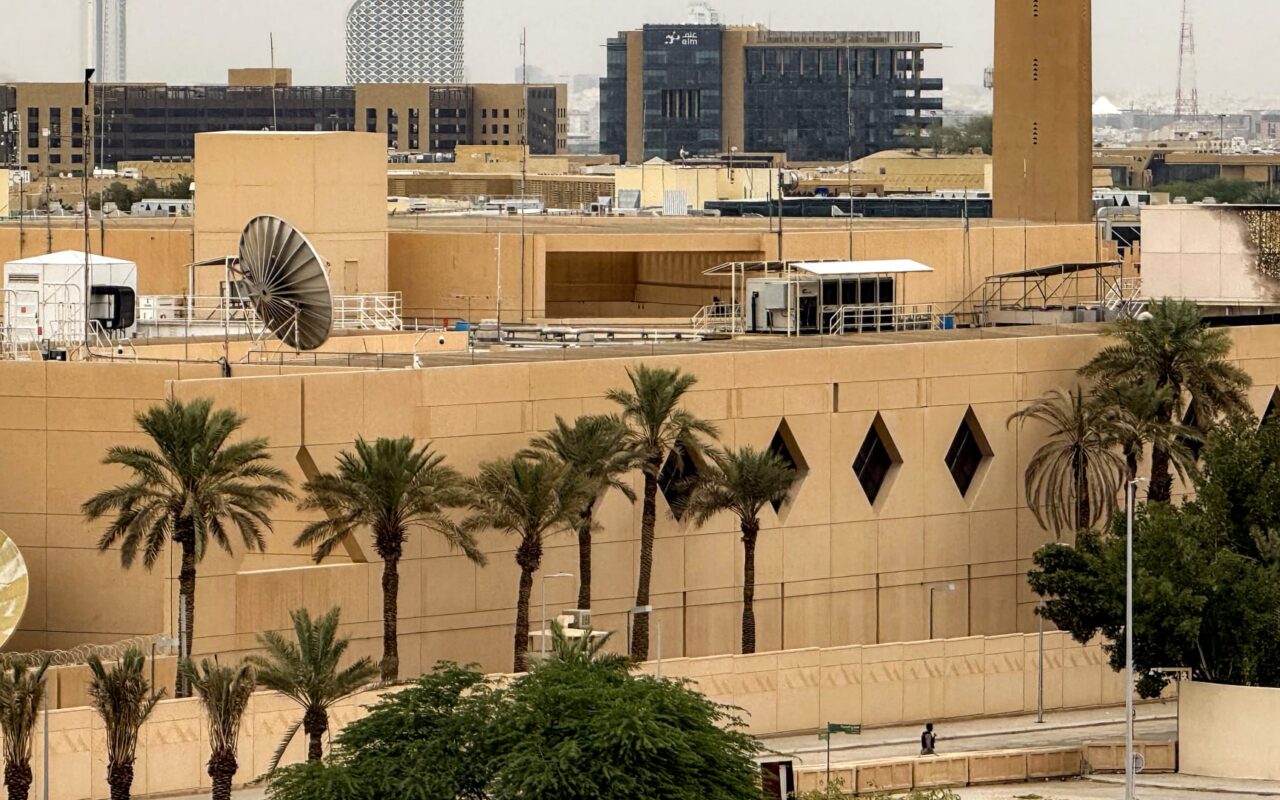يتعلق بمدينتين في السعودية.. سفارة أمريكا توجه تحذيرًا لموظفي حكومتها