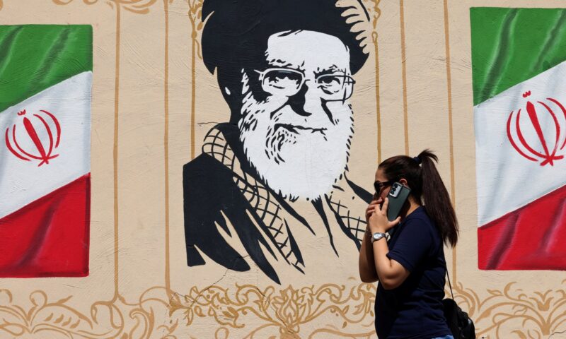 وزير داخلية باكستان يصل طهران مع تجدد التوترات بين أمريكا وإيران