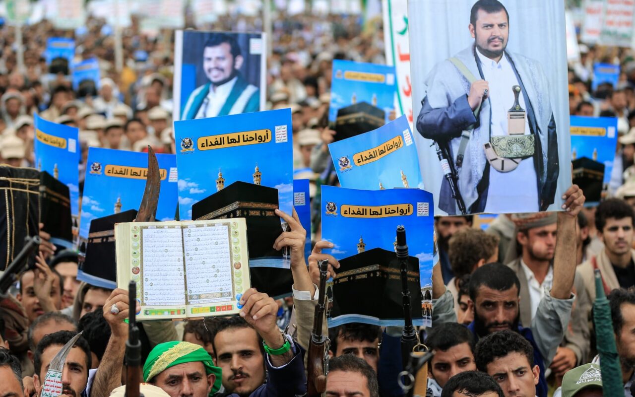 الحوثيون يشنون “المرحلة التالية من حملتهم” بينما تنأى إدارة ترامب بنفسها عن الصراع.. ماذا يعني ذلك؟