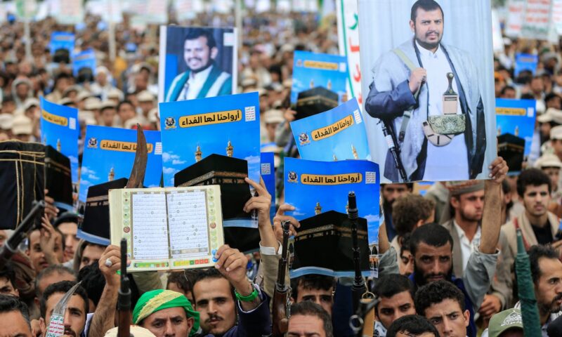 الحوثيون يشنون “المرحلة التالية من حملتهم” بينما تنأى إدارة ترامب بنفسها عن الصراع.. ماذا يعني ذلك؟