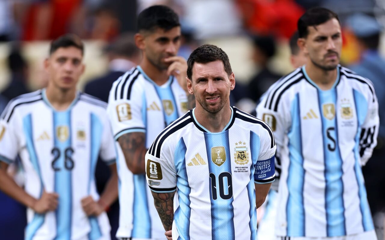 قبل “الرقصة الأخيرة”.. ميسي يكشف عن قميصه في ليلة وداع منتخب الأرجنتين