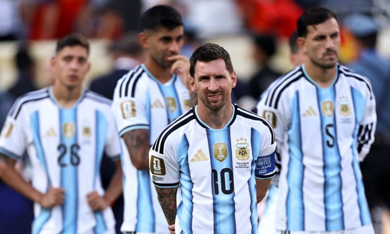 قبل “الرقصة الأخيرة”.. ميسي يكشف عن قميصه في ليلة وداع منتخب الأرجنتين