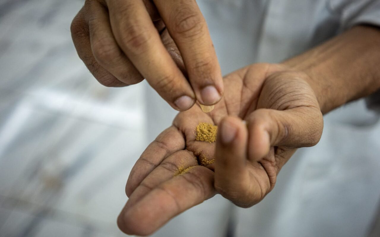 ما هي مادة الإيبوغايين وما الحالات التي تُعالجها؟