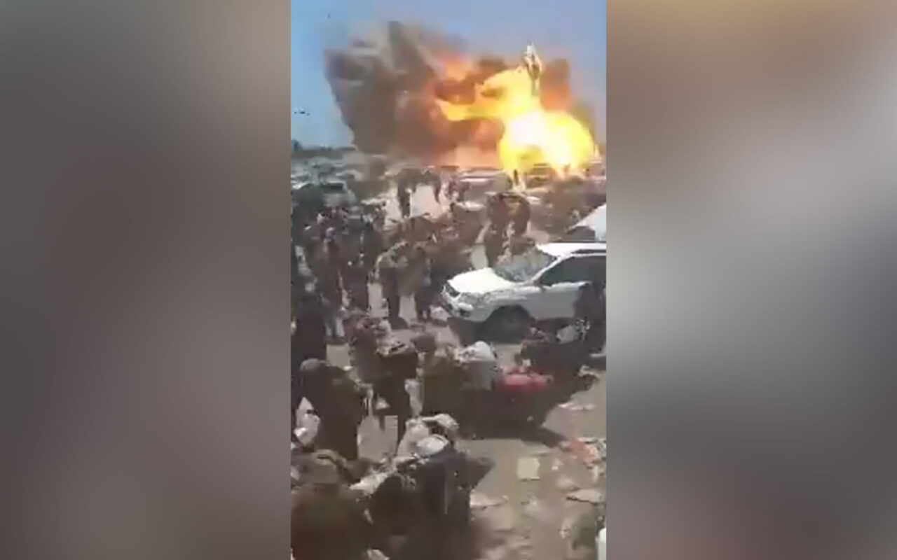 شاهد.. استراحة على الطريق في اليمن تتعرض لضربة جوية ضخمة