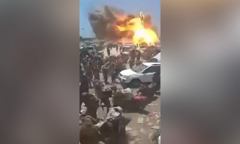شاهد.. استراحة على الطريق في اليمن تتعرض لضربة جوية ضخمة
