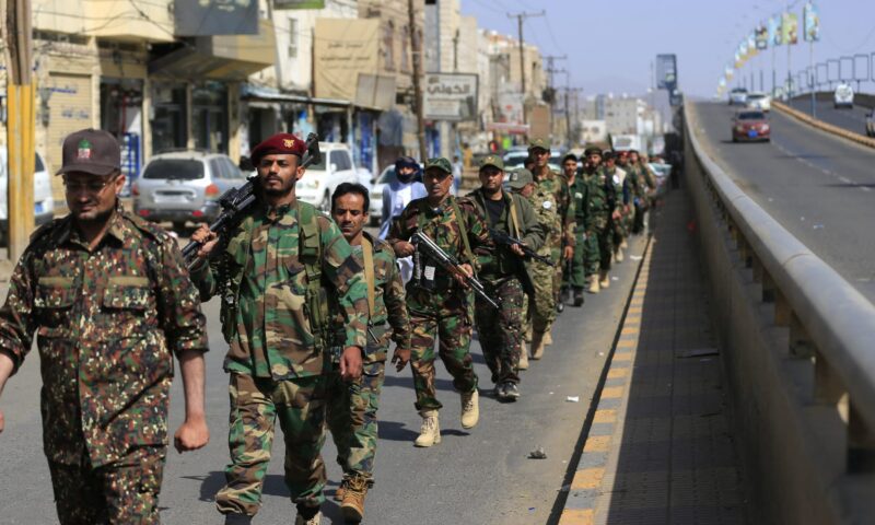 من البحر الأحمر إلى تعز ومأرب.. كيف يوسّع الحوثيون سيطرتهم في اليمن؟