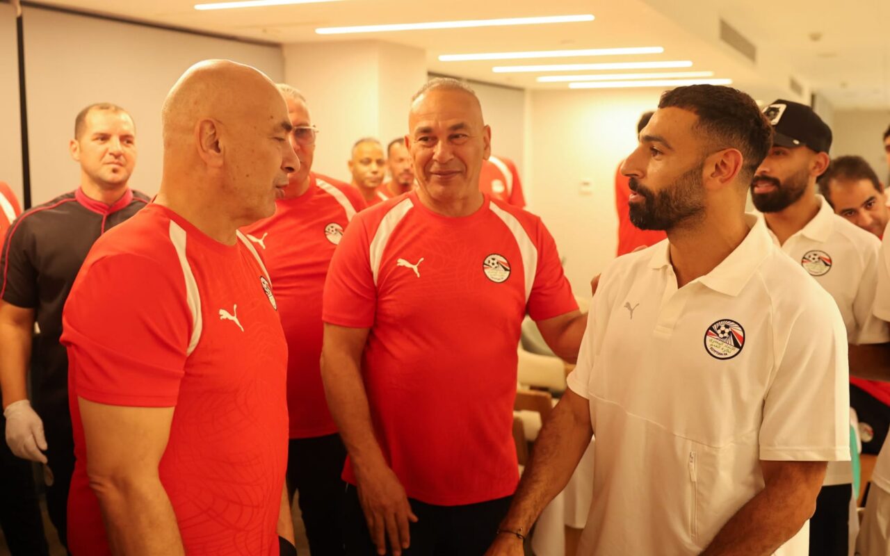 لاعبو منتخب مصر يحتفلون بتجديد عقد حسام حسن.. وهذه رسالة صلاح إلى المدرب