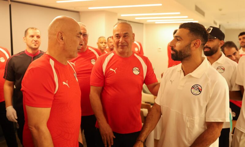 لاعبو منتخب مصر يحتفلون بتجديد عقد حسام حسن.. وهذه رسالة صلاح إلى المدرب