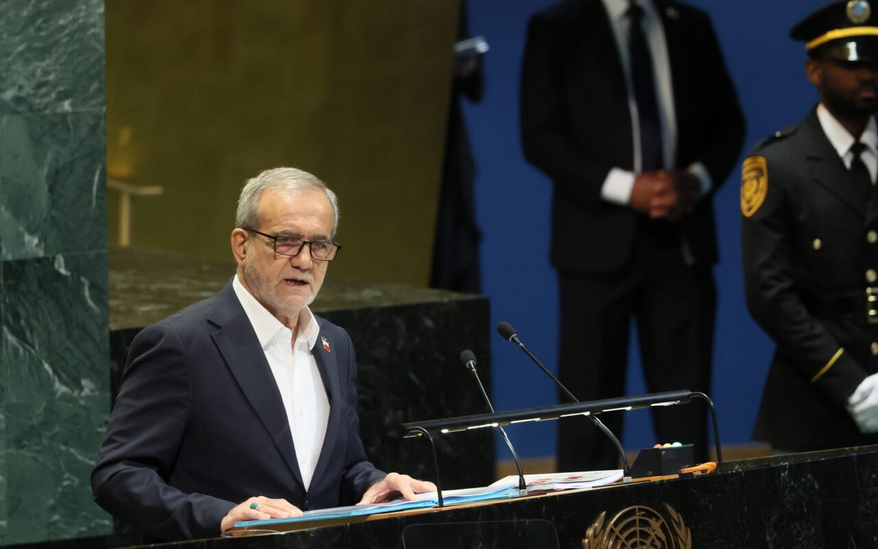 بزشكيان: “لن نركع” والحرب فُرضت علينا.. ماذا قال عن ترامب وجيران إيران؟