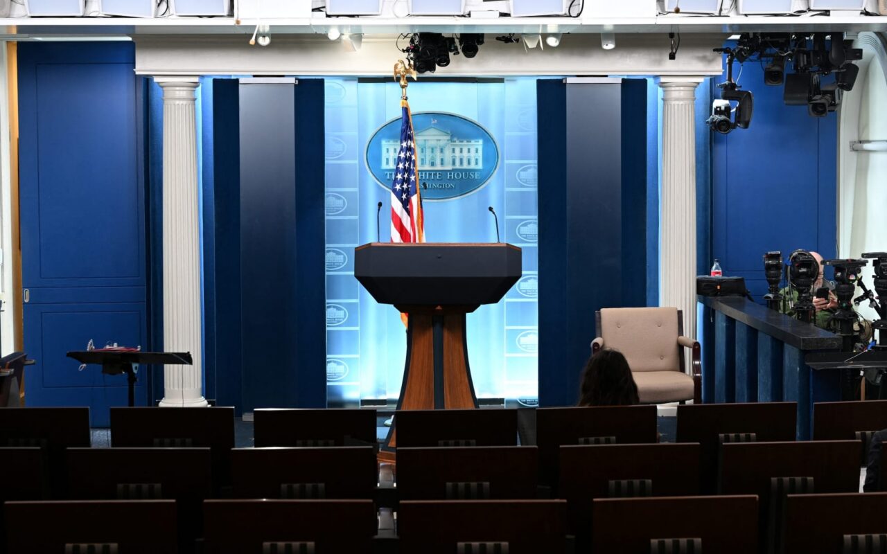 جلسة استماع “ساخنة” بشأن “حظر ترامب” لـCNN وMSNBC وPolitico.. ماذا دار في المحكمة؟