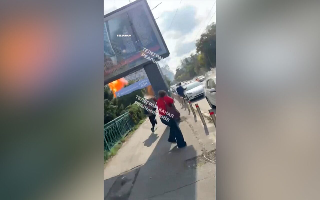 شاهد.. لحظة فرار طلاب من جامعة في كييف أثناء هجوم روسي بالمسيّرات