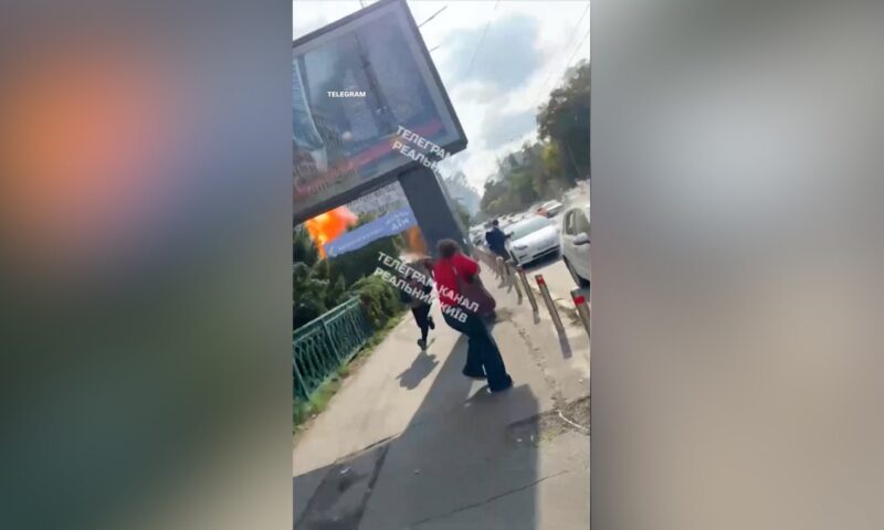 شاهد.. لحظة فرار طلاب من جامعة في كييف أثناء هجوم روسي بالمسيّرات
