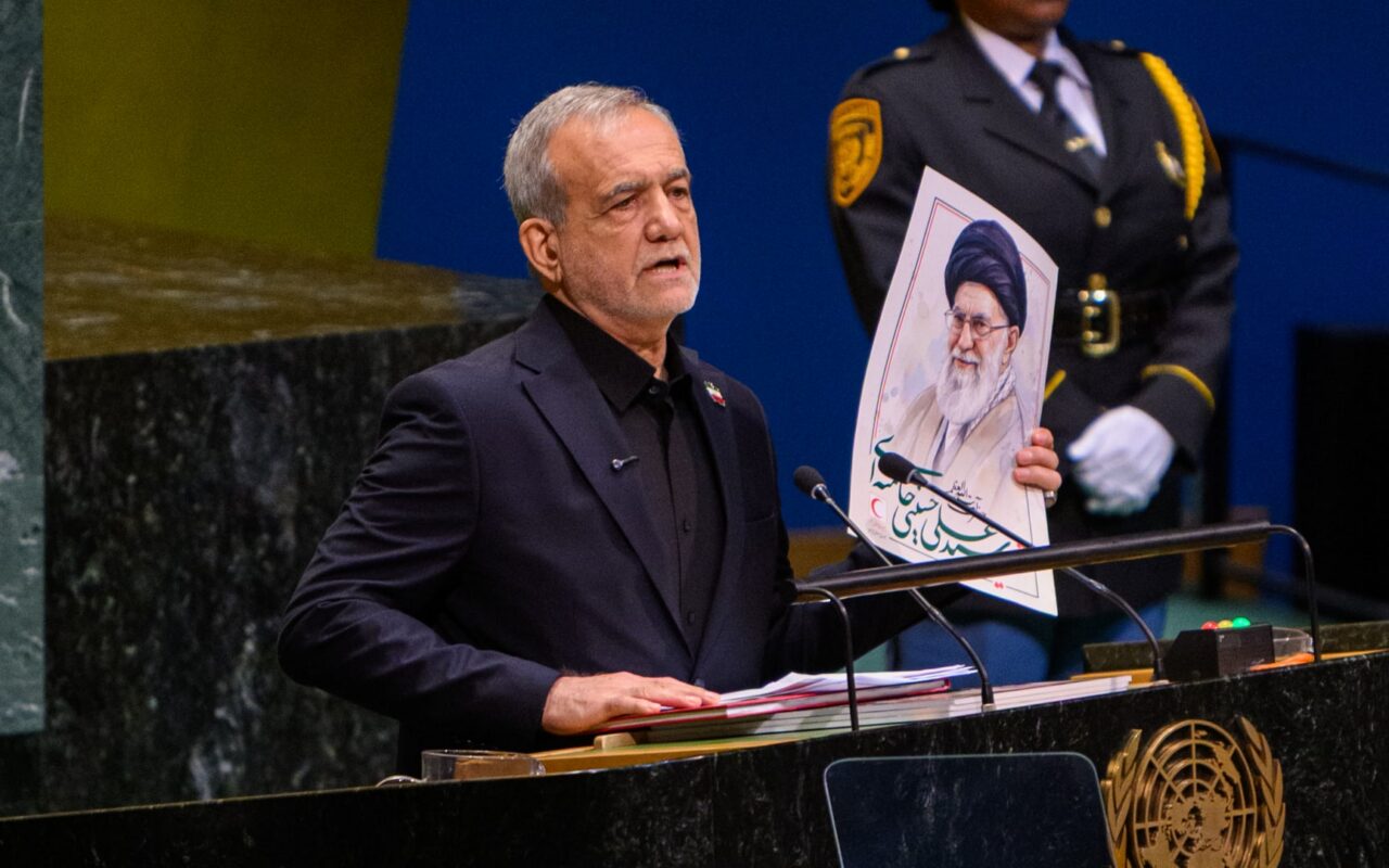 رئيس إيران يرفع صورة المرشد السابق علي خامنئي في الأمم المتحدة
