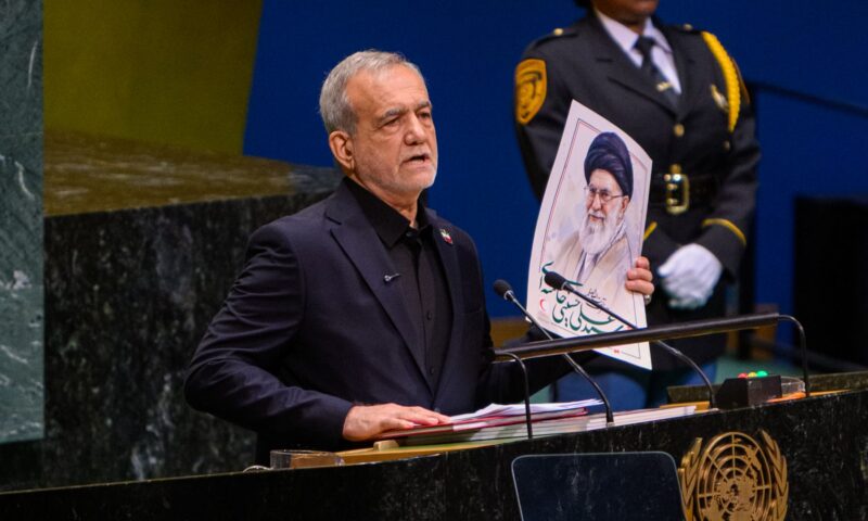 رئيس إيران يرفع صورة المرشد السابق علي خامنئي في الأمم المتحدة
