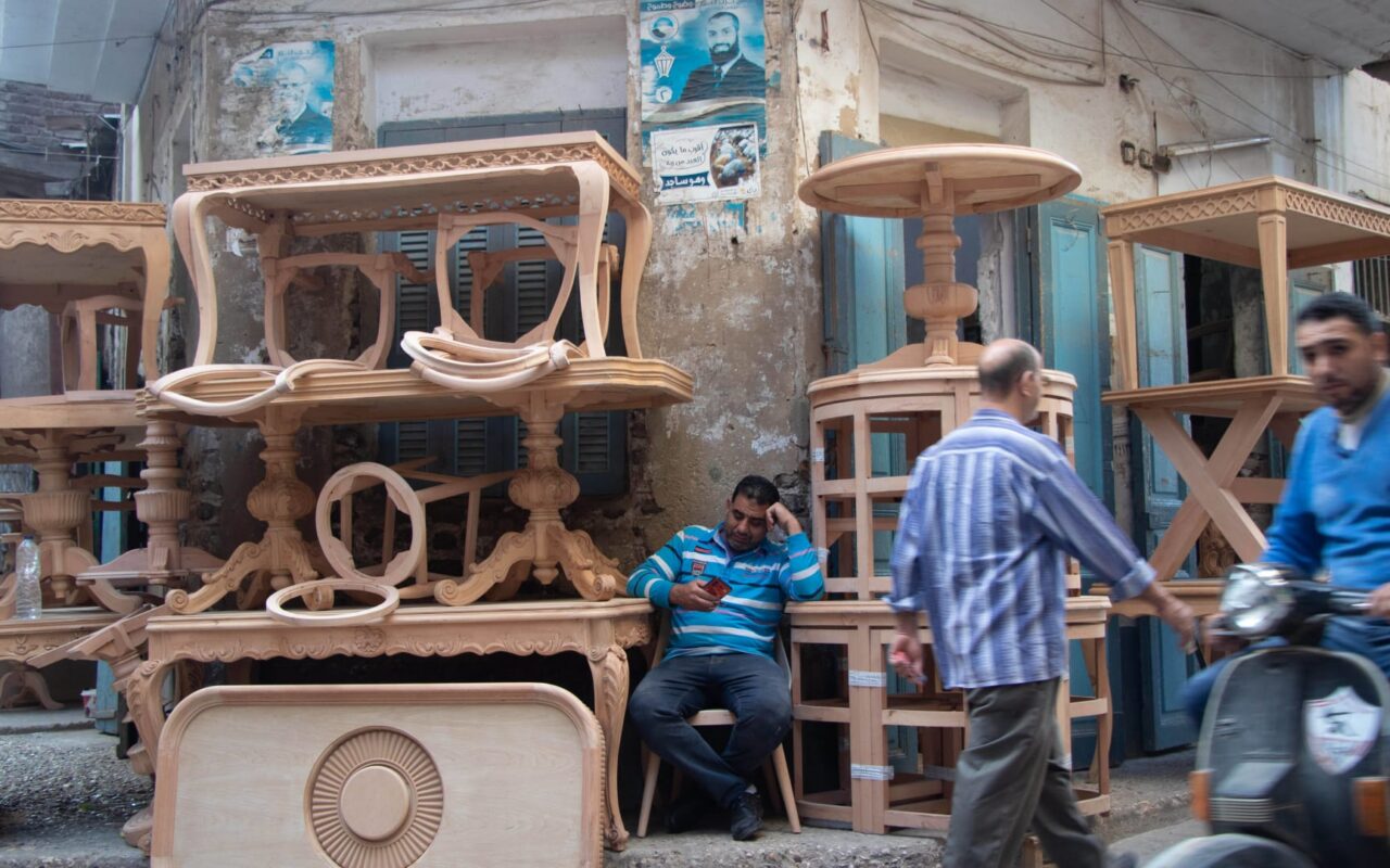 “مدينة الأثاث” في مصر..مصوّرة توثق حرفة تصنع بيوت المقبلين على الزواج