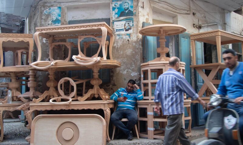 “مدينة الأثاث” في مصر..مصوّرة توثق حرفة تصنع بيوت المقبلين على الزواج