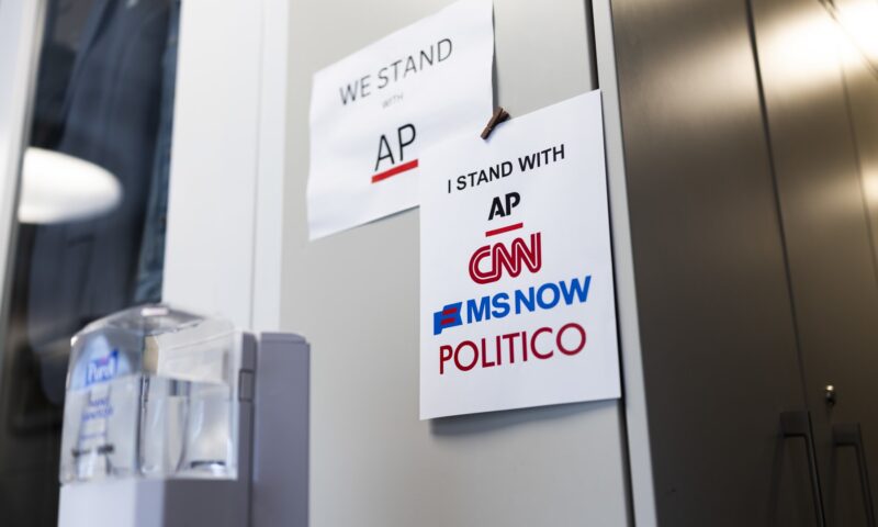 رغم أمر قضائي بإعادة تصاريحهم.. منع بعض موظفي CNN من دخول البيت الأبيض