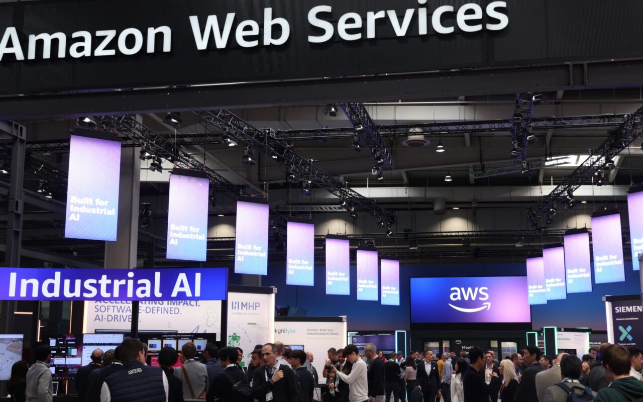 أمازون AWS تنفي تقارير عن نقل عملياتها الإقليمية من الإمارات إلى تركيا