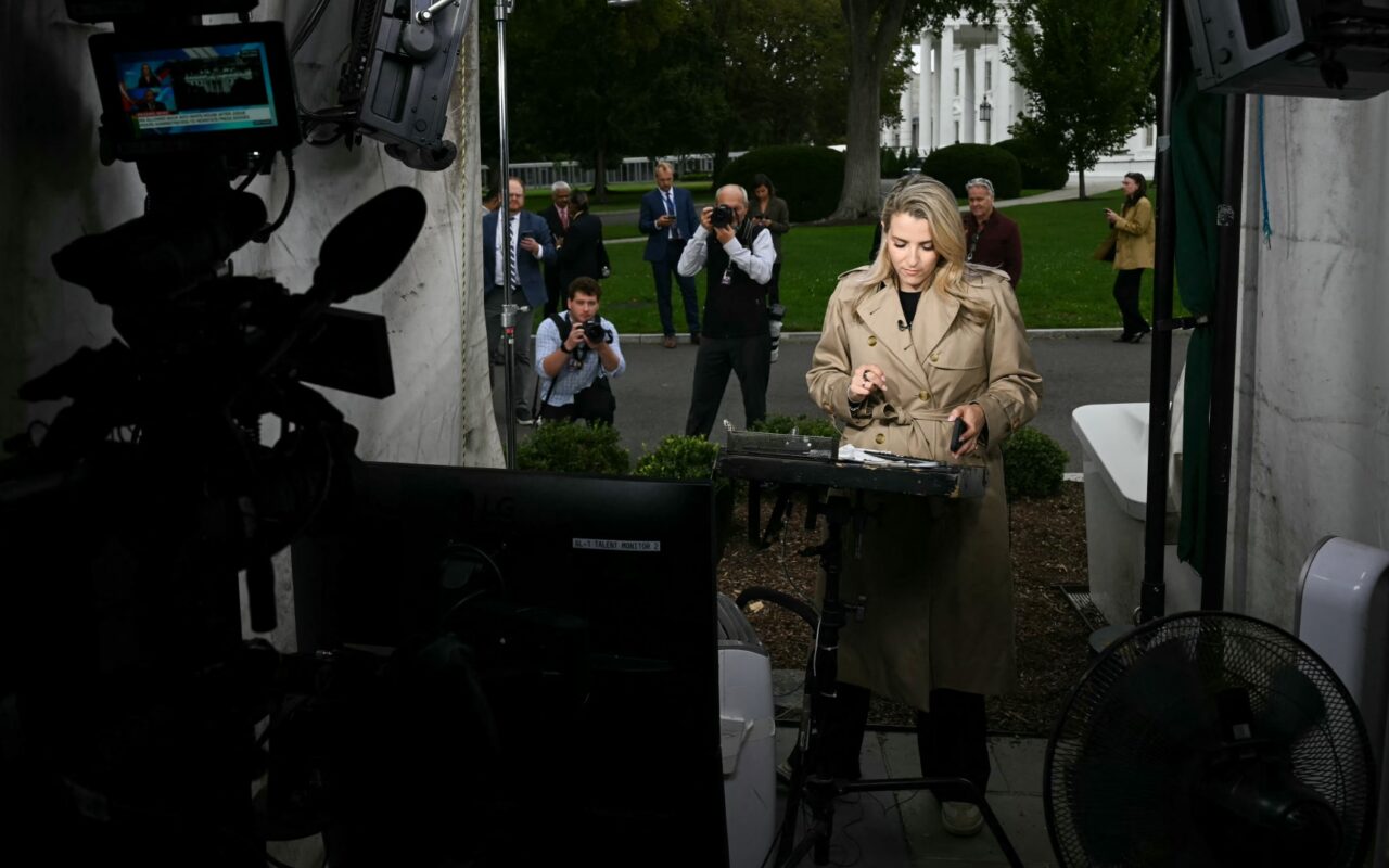 بعد محاولات عديدة.. دخول مراسلي CNN وMS NOW وPolitico إلى البيت الأبيض بأمر قضائي